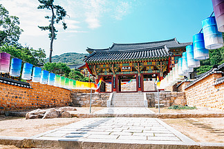 韩国<i>釜</i><i>山</i>的梵鱼寺、韩国传统建筑和五颜六色的灯笼