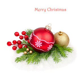 在白色背景上的圣诞树枝上的红色和金色圣诞球。圣诞节背景以及放置文本的位置.