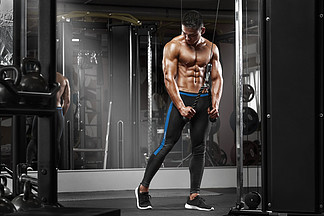 在健<i>身</i>房锻炼三头肌，强烈的男性裸体躯干 abs 在锻炼的肌肉男
