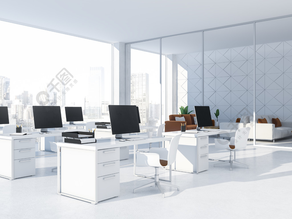 现代白色办公室内部与一排白色电脑桌和一个全景窗口与城市景观。设有沙发和玻璃墙的休息室。3d 渲染复制空间