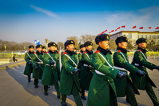 133中國國旗雷鋒行軍禮形象11133128建軍節拿槍揹包迷彩解放軍行軍