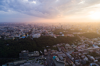 一个现代化的城市，在日落时的全景视图。邮政，波多尔区广场，市中心的基辅，乌克兰。鸟瞰图