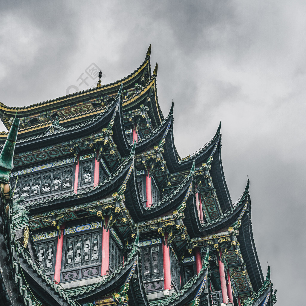 中国西南大都市重庆的洪恩古塔绿砖红色柱子
