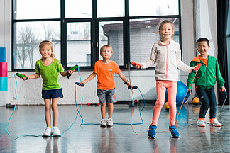 多<i>民</i>族儿童在体育馆用跳绳进行运动的前景