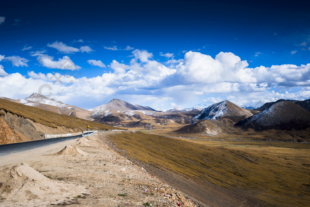 中国西藏的公路蜿蜒翻山越岭.