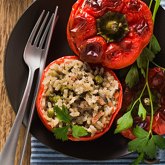 在木桌上的盘子里<i>烤</i>好的辣椒。为全家提供健康的素食佳肴。舒适的食物