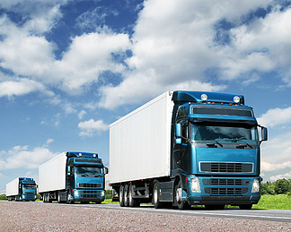 车队的卡车在公路上，货物运输的概念