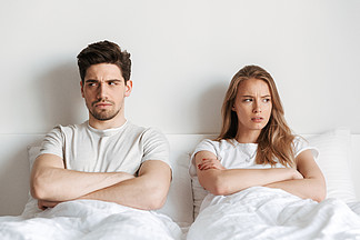 年轻的不满<i>消</i><i>极</i>得罪爱夫妇的形象躺在床上争吵.