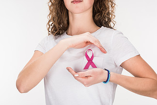 女人用粉红色乳腺<i>癌</i><i>癌</i><i>症</i>丝带