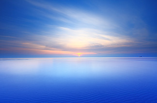 蓝色的大海和天空在日落时