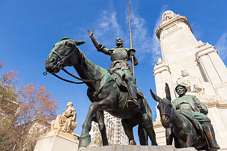 在马德里的西班牙广场上的唐<i>吉</i><i>诃</i>德雕像.