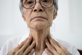 老年妇女在靠近女性颈部、亚洲老年妇女甲状腺控制时，用手触摸颈部、检查甲状腺、甲状腺功能紊乱、嗓子疼、抽搐、扁桃体炎等症状