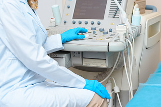 超声扫描仪在<i>妇</i>产科<i>妇</i>科<i>医</i><i>生</i>中的使用
