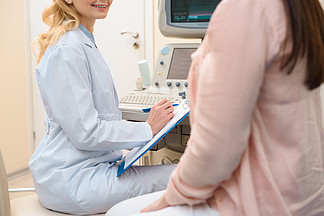 产科妇科医生在超声扫描办公室咨询孕妇的裁剪照片