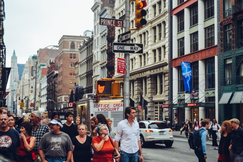 人在大约 2014 年夏季在纽约市,纽约州,美国曼哈顿市中心的街道上