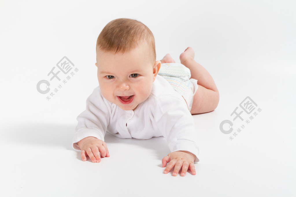 婴儿新生儿在白色背景上的衬衫特写.