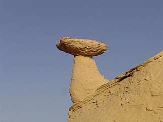 风蚀地貌蘑菇图片