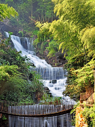 宝峰湖瀑布图片