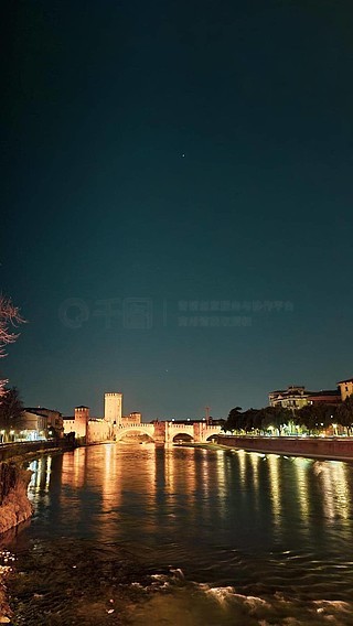 夜间探索热那亚市,欣赏美丽的日落和海面上的灯光倒影