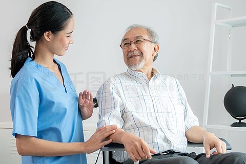 快乐积极的亚洲护士提供支持和感动心满意足的老人